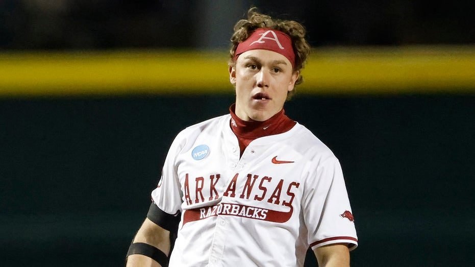 Arkansas suffers heartbreaking College World Series elimination to LSU after left fielder’s critical mistake​​