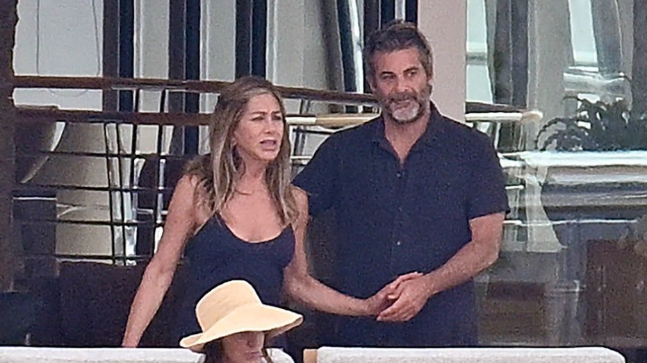 Jennifer Aniston cozies up to hypnotherapist during luxury yacht getaway​​