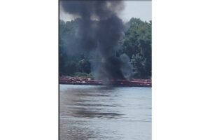 2 dead after helicopter crashes into barge on Mississippi River in Illinois​Globalnews Digital​