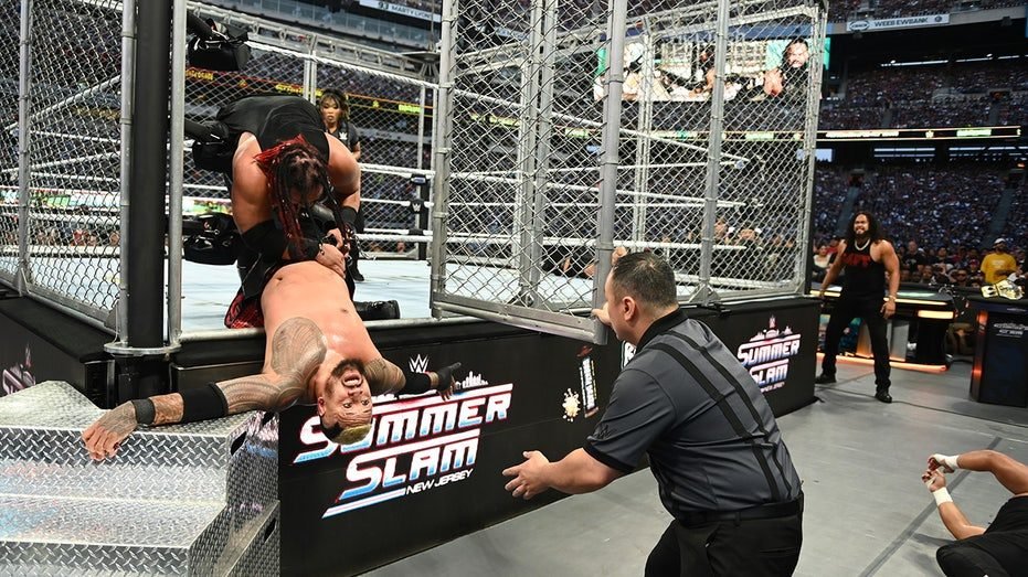 Solo Sikoa slips out of cage to retain United States Championship at SummerSlam​​