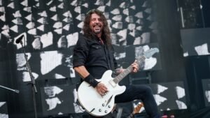 Dave Grohl says the key to keeping his voice healthy is beer and whiskey​​