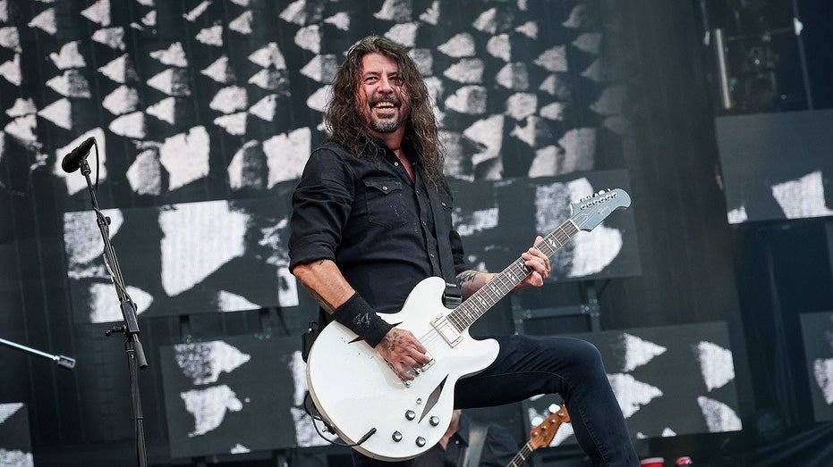Dave Grohl says the key to keeping his voice healthy is beer and whiskey​​