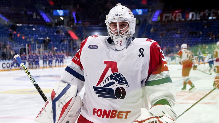 Russian hockey team wins second-straight championship, goalie immediately drops the trophy​​